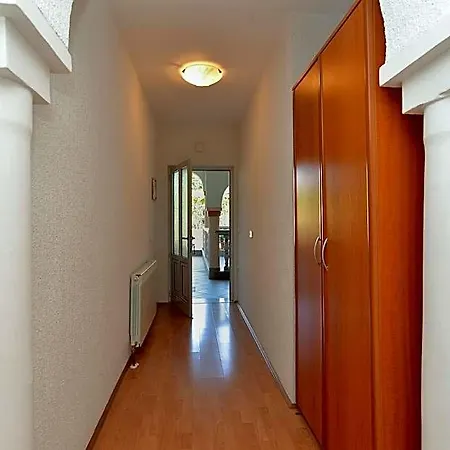 811